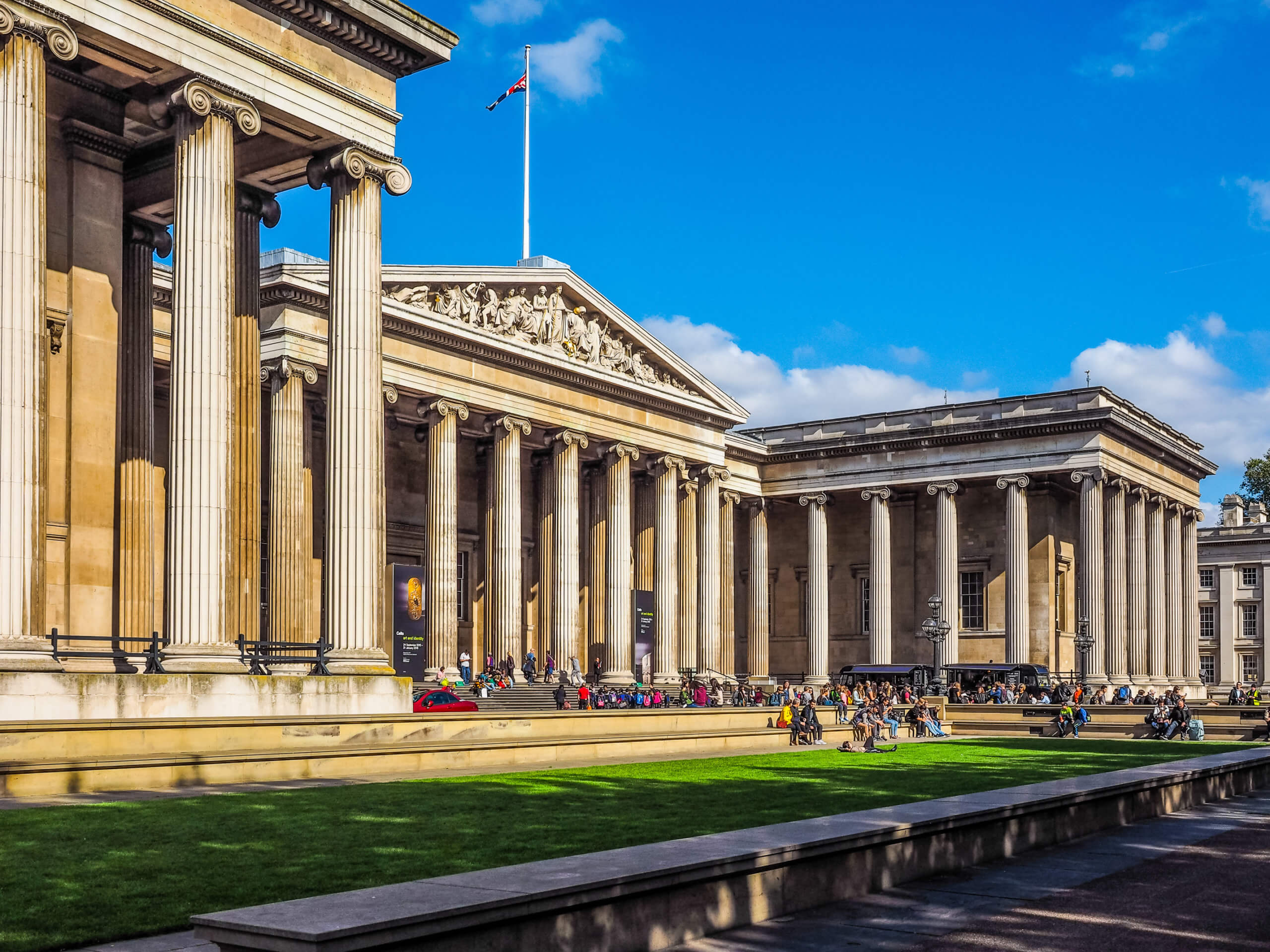 Luggage Storage The British Museum From 3 19 Bag Locker Alternative   Shutterstock 526067572 Scaled 