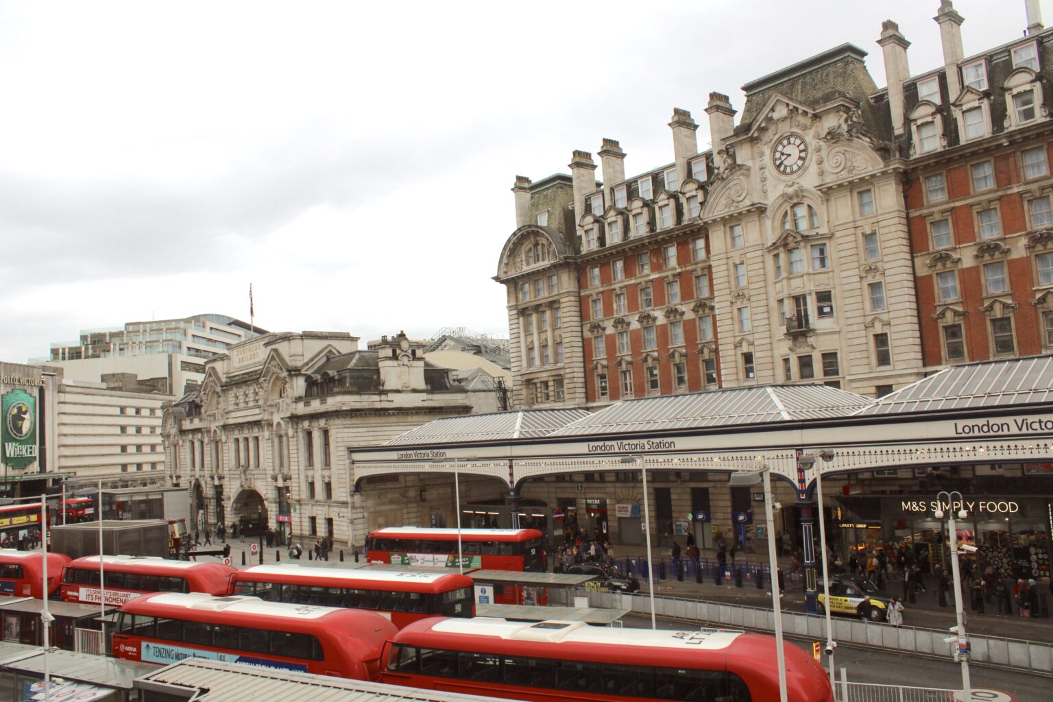 Luggage Storage Victoria Station From £3.19/Bag Locker Alternative